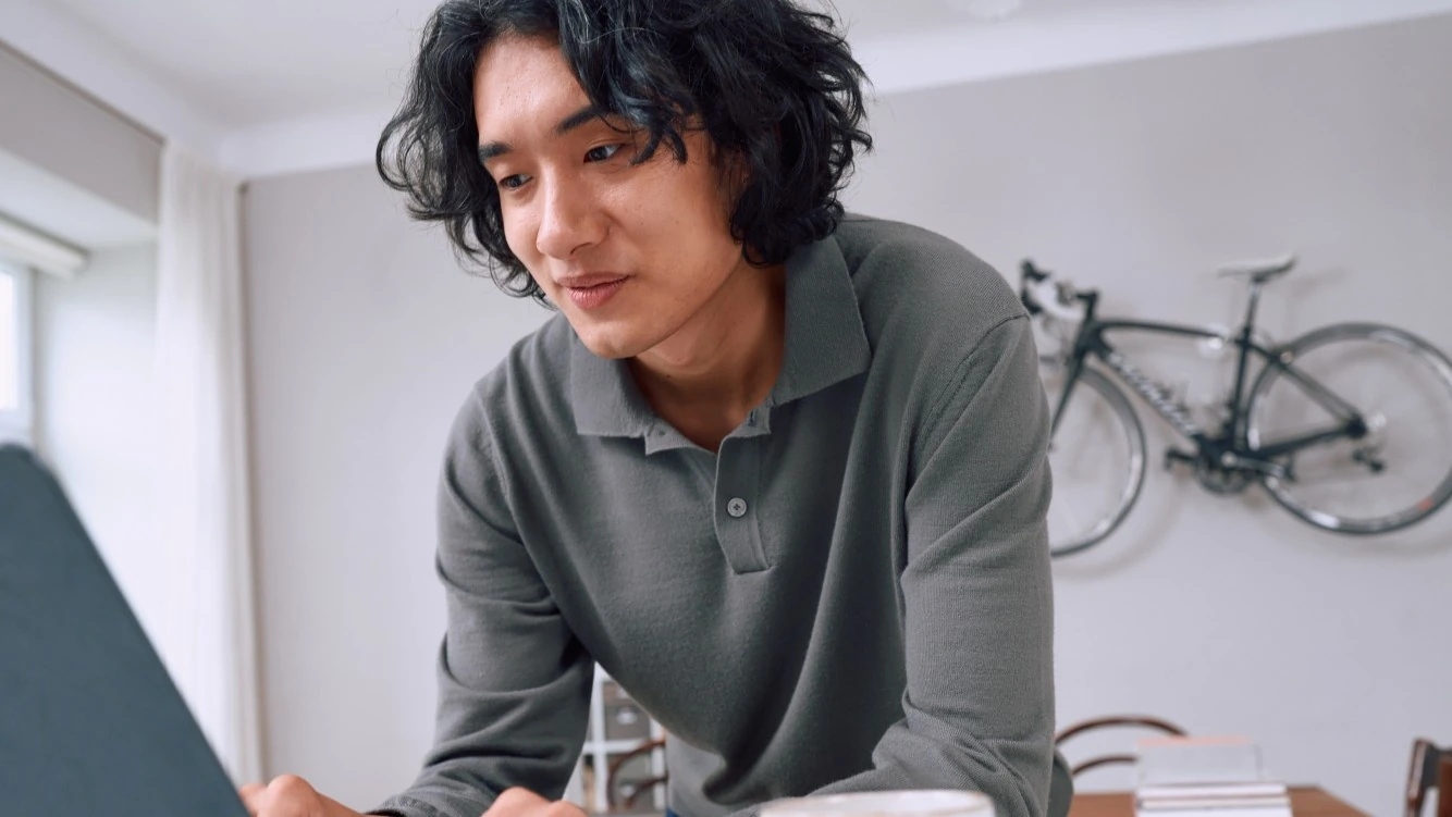picture of man typing on laptop